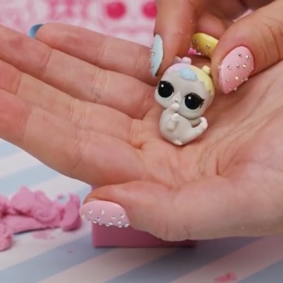 LOL Biggie Pet DJ K9 Backpack / Bank with 9 Sealed Surprises Inside and 1 Charm - Picture 11 of 14